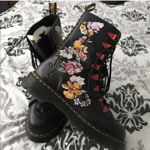 Like new Dr. Martens NYBERG boots UK8/US 10 (WMNS)